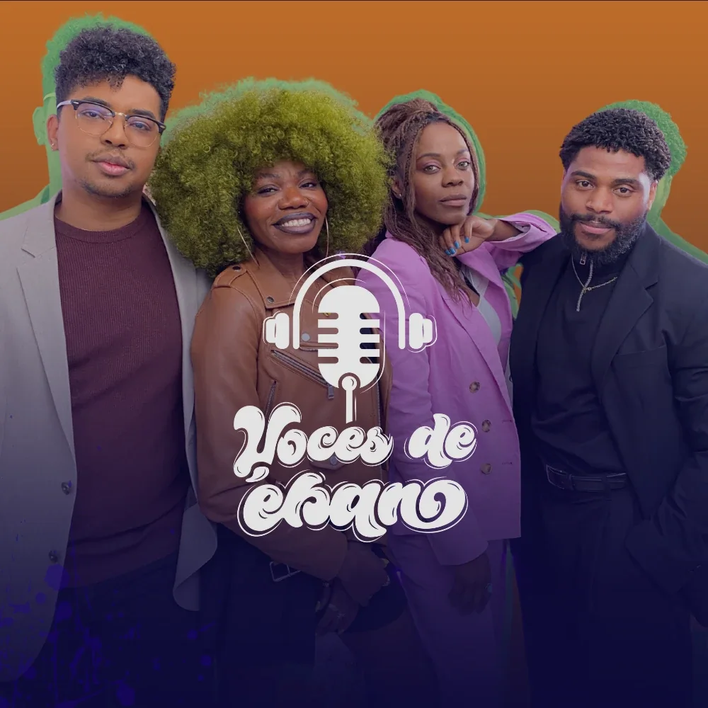 Los cuatro presentadores de Voces de Ébano con el logotipo del podcast